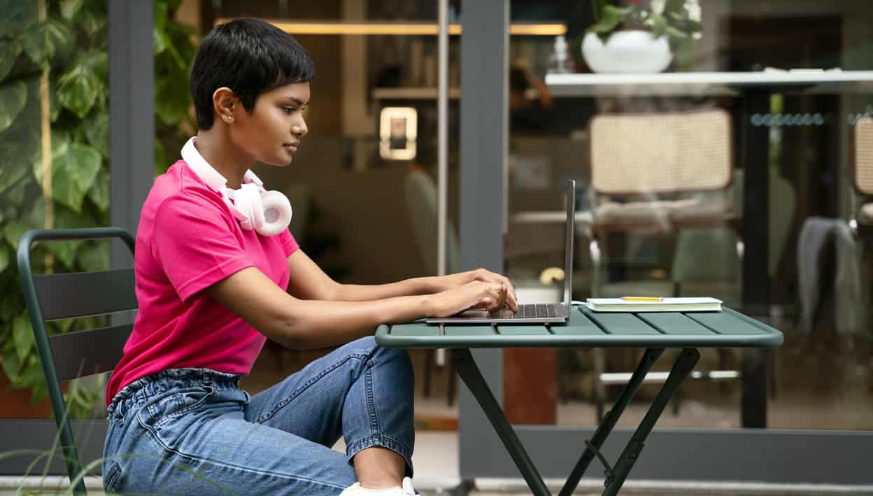 The Red Pen lança utensílio de IA para ajudar estudantes internacionais com redações de emprego