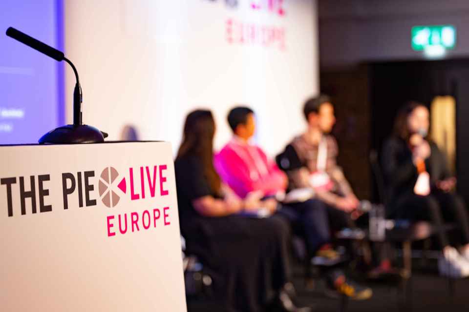 Сư洫ý Live Europe Panel photo with logo in view