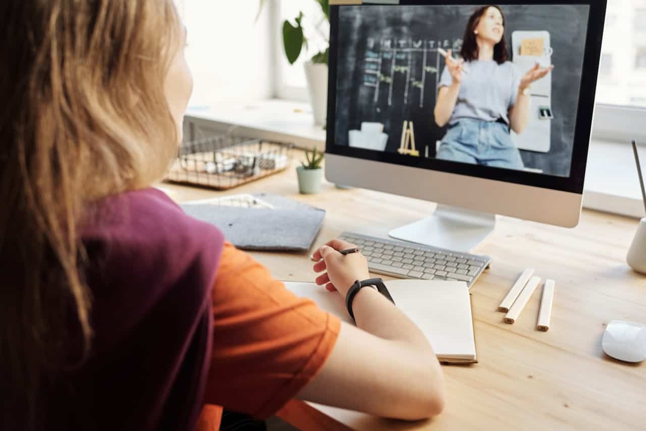 Student learns in front of a computer screen.