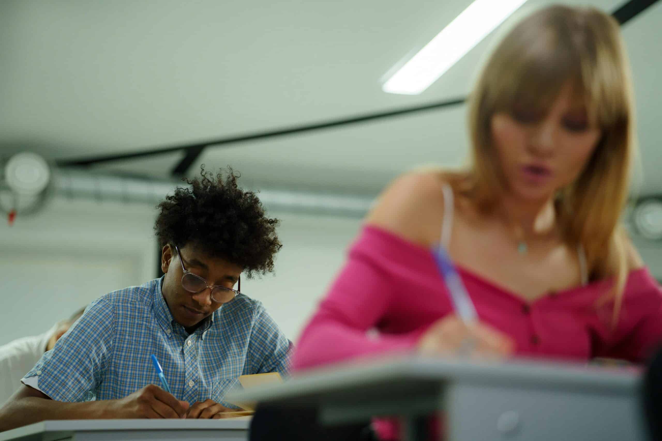 Dados de exemplar revelam quais testes de inglês são usados ​​para se inscrever no Reino Unificado