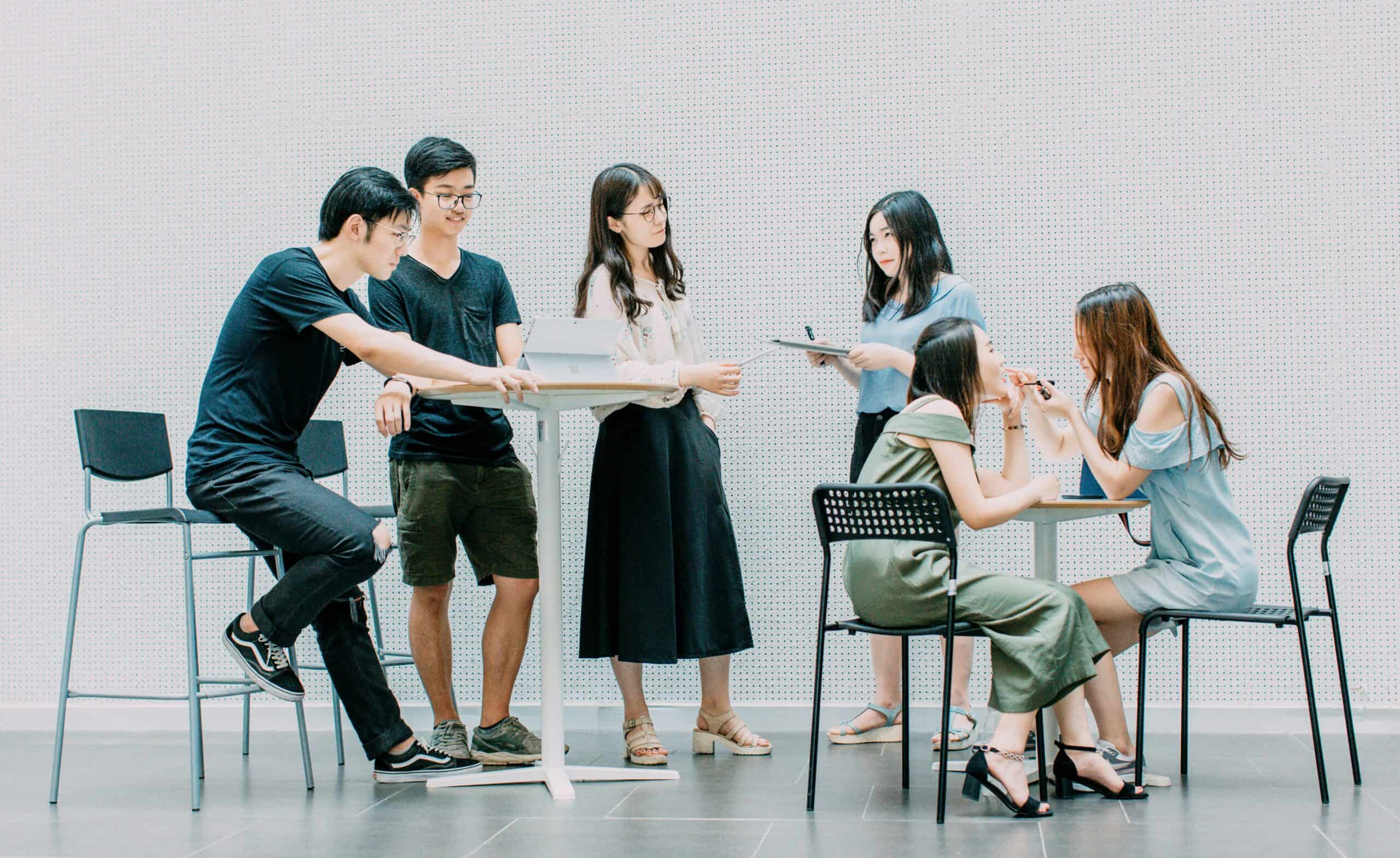 Estudantes chineses lidam com pressões de estudo e idiomas, o relatório encontra