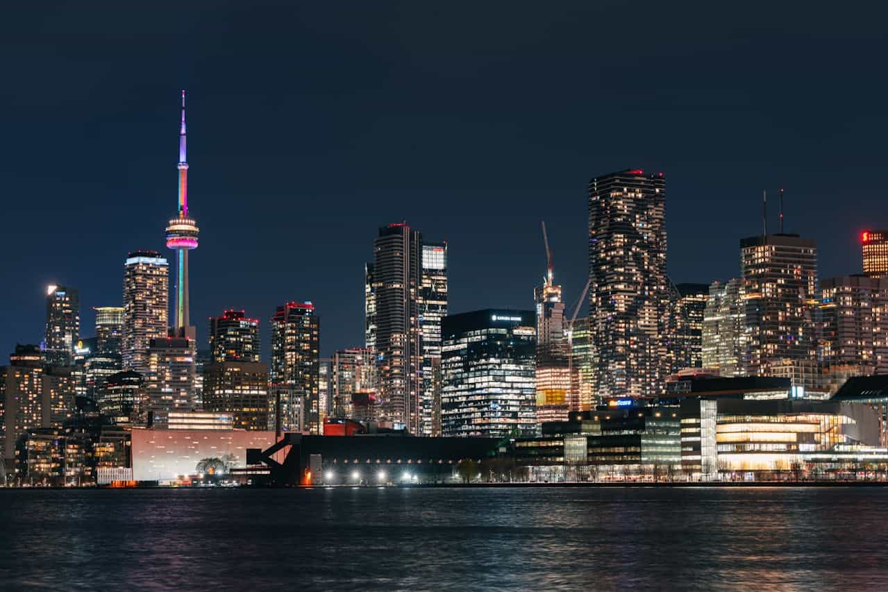 O estudo de permissão de estudo não culpa a crise de financiamento do Ontario College