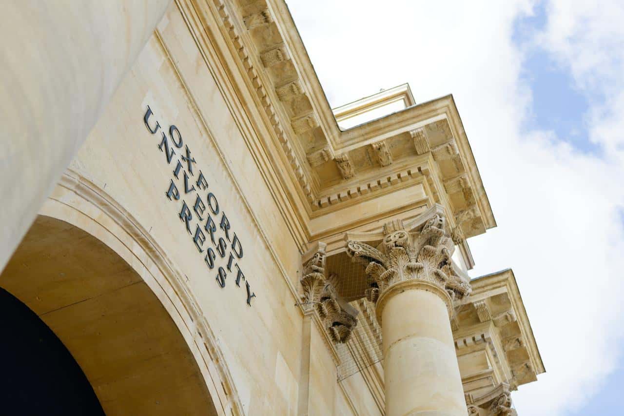 Que papel as universidades podem desempenhar em equipar os estudantes internacionais para o sucesso?