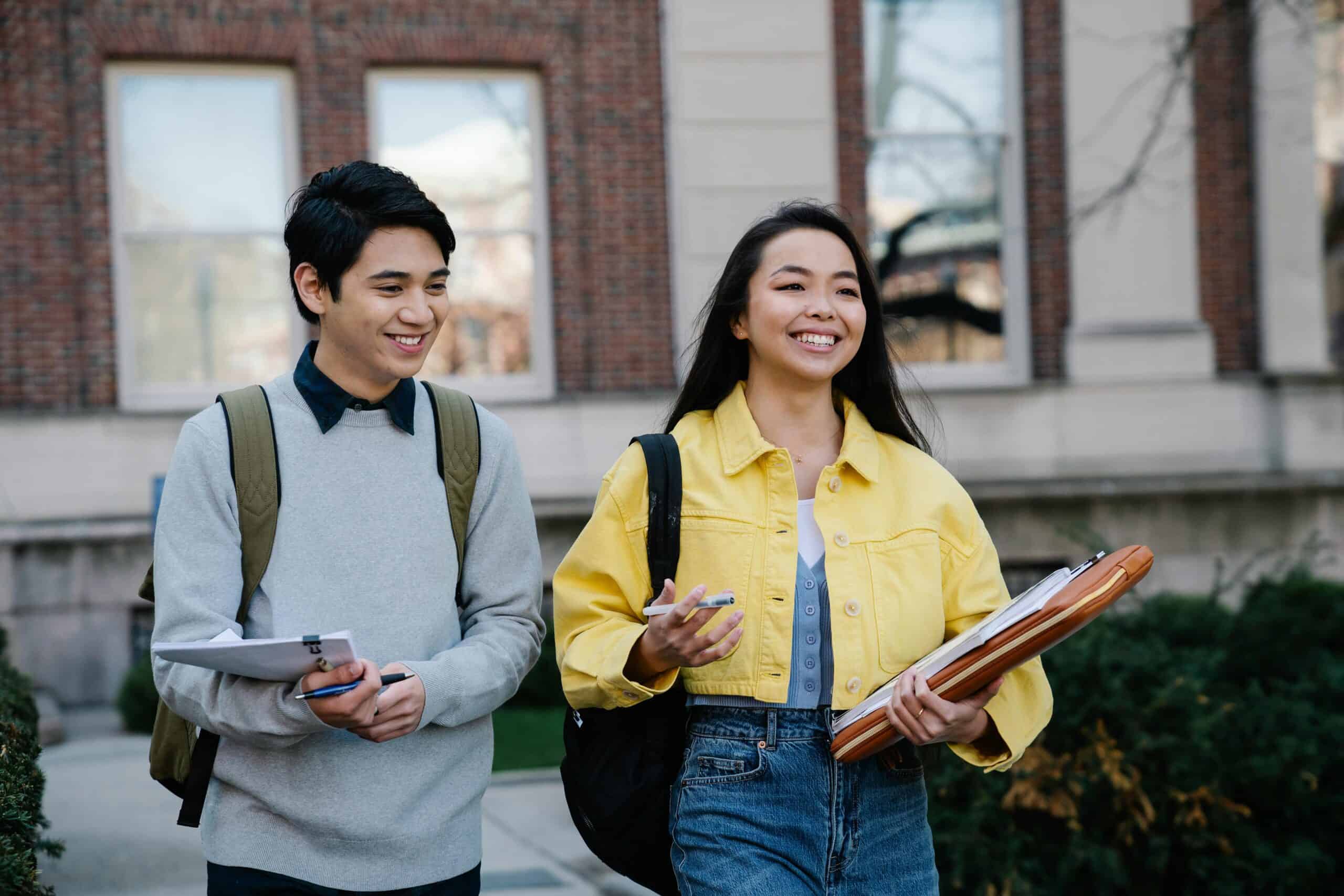 Adaptando-se ao mundo em permanente mudança da ensino internacional uma vez que instituição pública em Quebec, Canadá